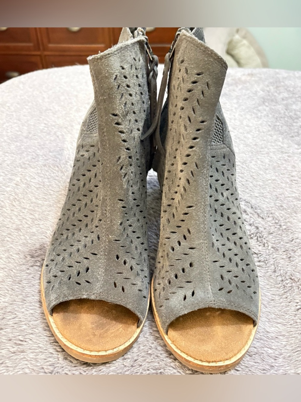Toms Majorca Gray Suede Perforated Peep-Toe Bootie Mules Stacked Heel sz 10W